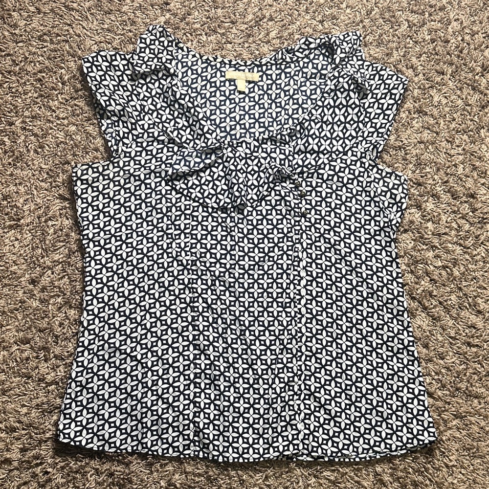 Banana Republic sleeveless Black and White Patterned Blouse ruffle neckline
